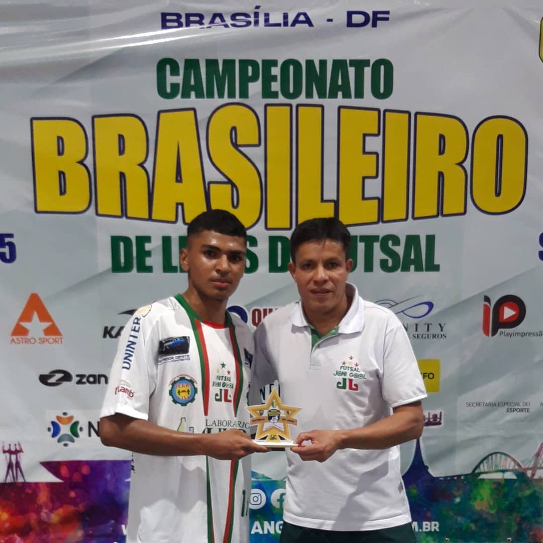 Andeílson Mendes recebe o prêmio de "Destaque do Jogo"
