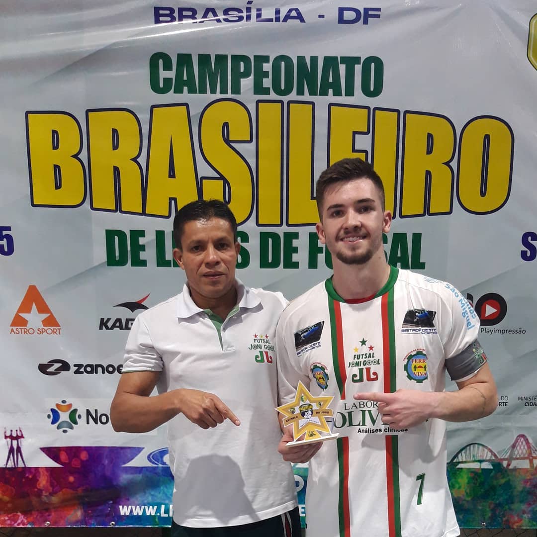 Lucas Baron recebe o prêmio de "Destaque do Jogo"