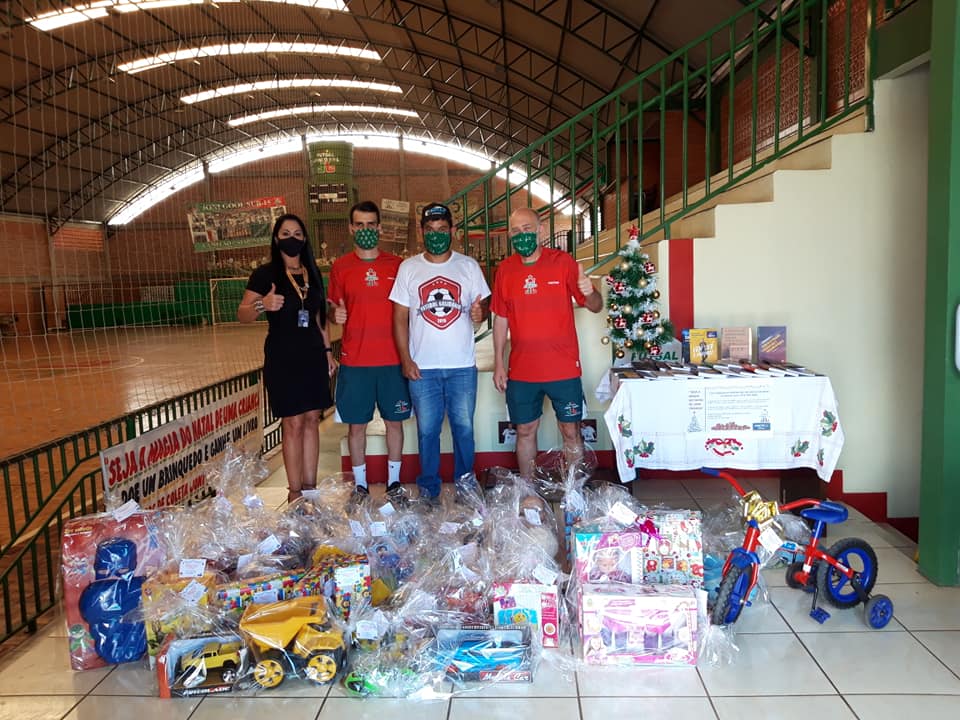 UNINTER e JONI GOOL realizam repasse dos brinquedos de campanha de Natal