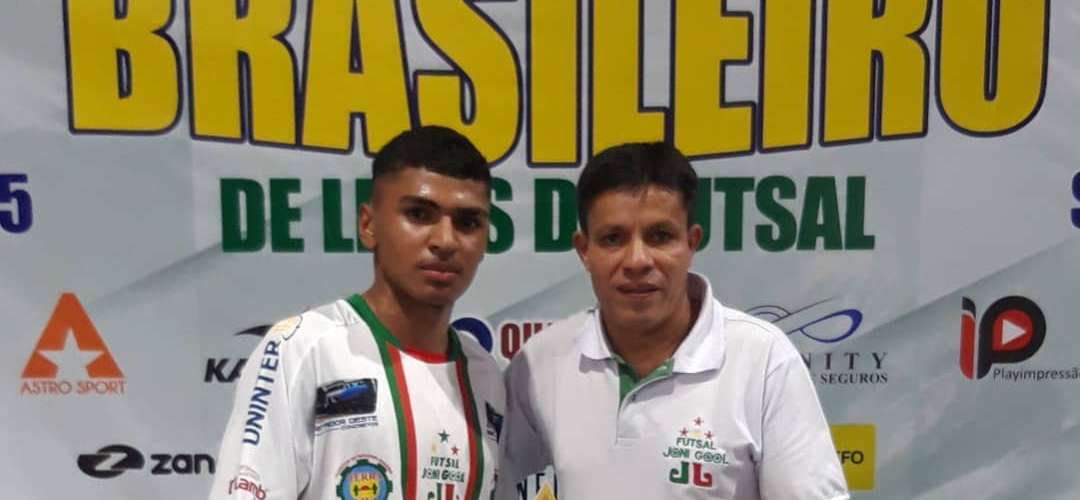 Andeílson Mendes recebe o prêmio de "Destaque do Jogo"
