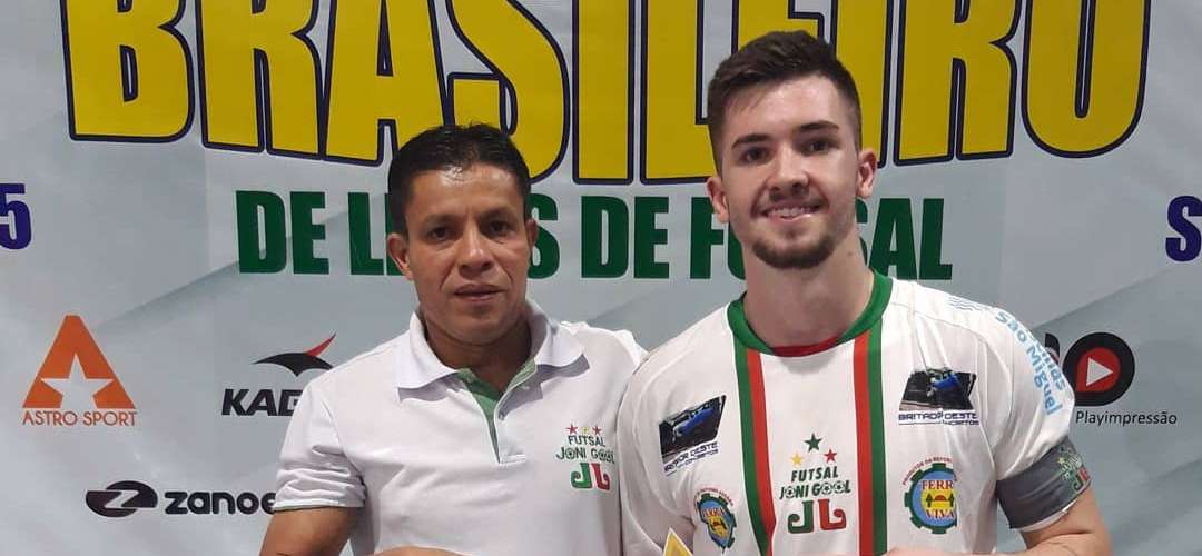 Lucas Baron recebe o prêmio de "Destaque do Jogo"